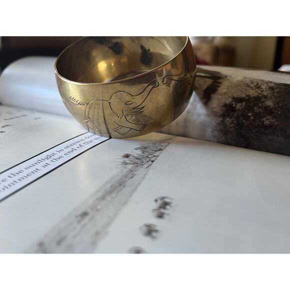 Vintage gold bangle with engraved elephants - Picture 4 of 7